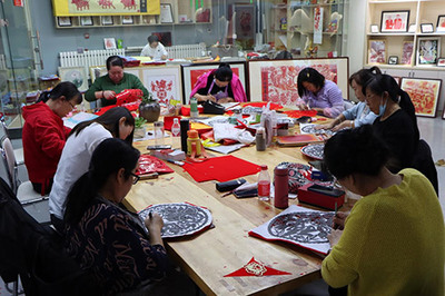 陕西定边社区剪纸工厂 让“指尖技艺”升级“指尖产业”