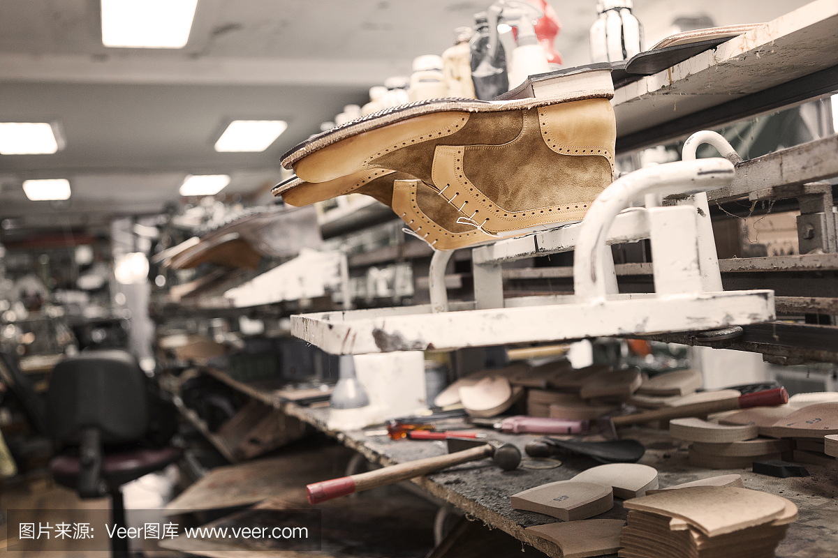 在车间里做新靴子