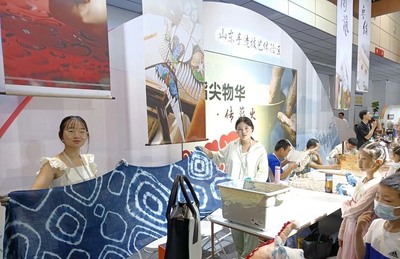 展现璀璨文化印记 获称“淄博新的城市名片 ” 我院“丝绸国风文创产品”作为淄博文化灵魂三件套亮相第四届国际文博会