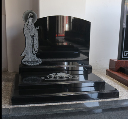 墓碑工厂创新小型艺术墓碑,镶嵌瓷画展现独特艺术文化价值_工艺