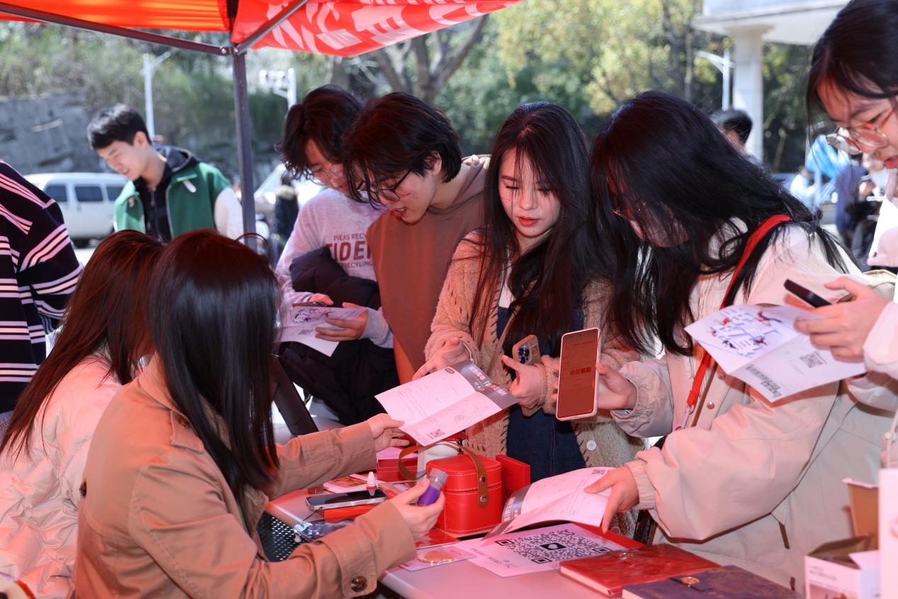 设计与艺术学院特色游园会暨周末文化广场活动举行 企业管理咨询赋能艺术创新